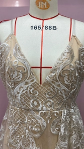 Détail de robe sans manches à col en V avec broderie blanche et paillettes