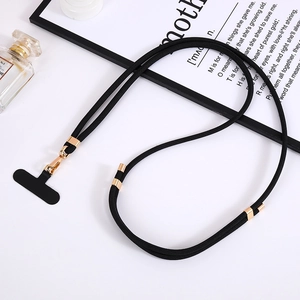 Dettaglio del cordino nero per cellulare in nylon con fibbia dorata e pezzo di regolazione