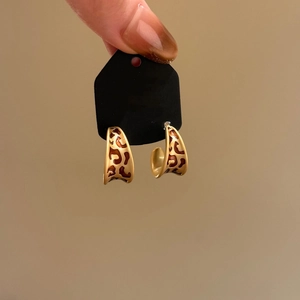 Boucles d'oreilles en C dorées rétro avec motif léopard sur carte noire