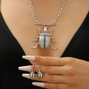 Dettaglio del set di gioielli scarabeo in argento vintage con collana e orecchini indossati