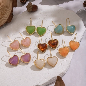 Boucles d'oreilles en résine en forme de cœur, sept couleurs sur une plaque de pierre