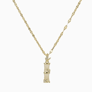 Collana minimalista dorata con ciondolo a bambù bianco crema e catena metallica lucida