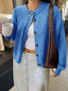 Détail d'un cardigan en tricot bleu pour femme avec boutons et manches longues