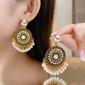 Orecchini vintage in oro con pendenti in cristallo rotondi e nappe di perle