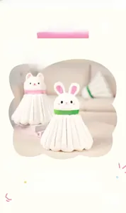 Gros plan de poupées de badminton créatives en peluche avec oreilles de lapin et de chat