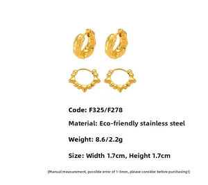 Détails des boucles d'oreilles créoles en acier plaqué or 18K avec rivets et martelage