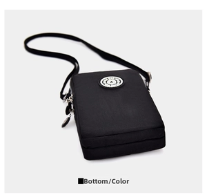 Vue détaillée du mini sac bandoulière noir en nylon montrant le fond et l'épaisseur du sac
