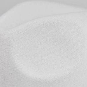 Makroansicht der weichen und feinen Textur von weißem Perlwollstoff für Fedora-Hüte