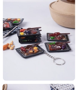 Nahaufnahme von Mini-Grill-Schlüsselanhängern mit realistischen bunten Lebensmittelmodellen