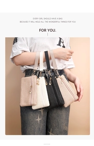 Stroh-Clutch-Taschen in Khaki und Schwarz mit Handgelenkschlaufen in Lifestyle-Ansicht