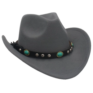 Détail d'un chapeau de cowboy en feutre gris avec bandeau en cuir noir, rivets et turquoise
