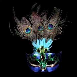Masque de mascarade vénitien bleu avec plumes de paon et paillettes dorées