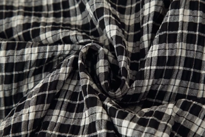 Gros plan sur un tissu à carreaux noir et blanc classique avec détails de texture tissée