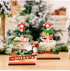 Détail de décoration de Noël en bois pour table avec gnome et lettrage festif