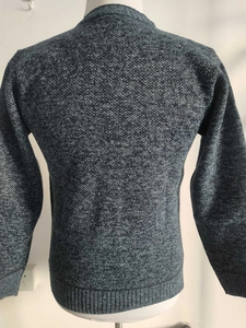 Detailansicht der Rückseite einer dunkelgrauen Strickjacke mit klassischem Rippstrickbund