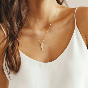 Collier en acier inoxydable 316L doré avec pendentifs rond et rectangle sur le cou