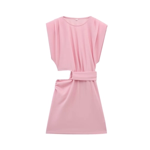 Ärmelloses rosa Minikleid mit seitlichem Cut-out und Taillen-Falten auf weißem Hintergrund