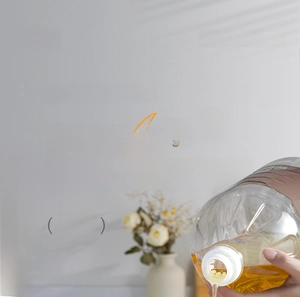 Détail du versement d'huile dans un vaporisateur en verre à double usage pour cuisine