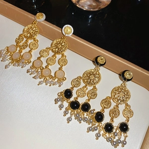 Détails de boucles d'oreilles rétro ajourées dorées avec pampilles de perles élégantes