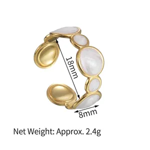 Detailansicht des goldenen geometrischen Rings mit 18mm Durchmesser und 2,4g Gewicht