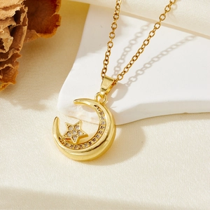 Collier élégant plaqué or avec pendentif étoile et lune orné de zircons étincelants