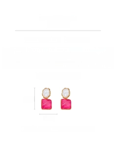 Nahaufnahme der rosa und weißen Harzohrringe mit Goldlegierung und Größenangaben