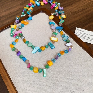 Vue détaillée du collier bohème avec des perles en coquillage colorées et cristaux facettés