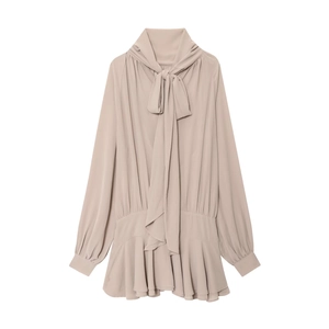 Elegante vestido de gasa albaricoque con lazo al cuello y dobladillo volante