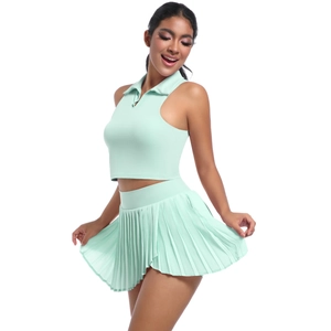 Détail du haut polo sans manches vert menthe et jupe plissée ensemble de sport tennis