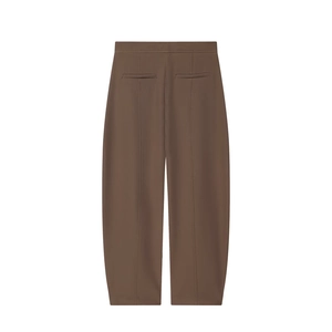 Détail du pantalon décontracté marron avec poches arrière et texture fluide lisse