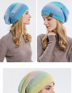 Gros plan sur le bonnet en tricot dégradé tie-dye avec un écusson Sport en cuir