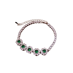 Bracelet élégant en argent avec cinq pendentifs fleurs en zircon vert et diamants blancs