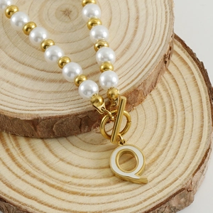 Collier en acier inoxydable plaqué or 18K avec perles et pendentif lettre Q émaillé