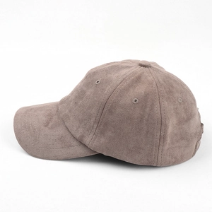 Détail d'une casquette en daim de qualité avec œillets d'aération et visière courbée