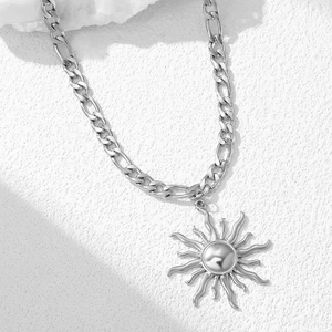 Pendentif tournesol en acier inoxydable argenté sur chaîne Figaro avec fond en pierre
