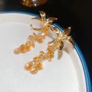 Macro de boucles d'oreilles fleurs avec pompons en cristal ambré et métal doré chic