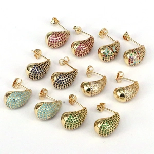 Détail macro de boucles d'oreilles gouttes colorées avec zircons sertis pavé