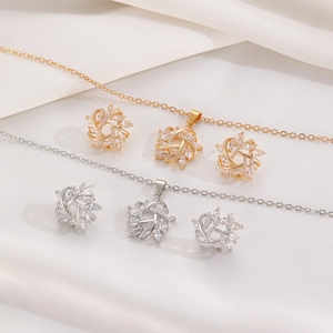 Detailsicht der Strass-Schneeflocken-Schmucksets in Gold und Silber auf Seide