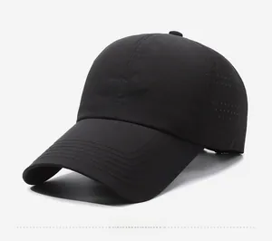 Dettaglio del ricamo PWRFIT e dei fori tagliati al laser su un cappellino sportivo nero