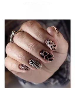 Detailansicht der kurzen Mandel-Kunstnägel mit Leopard- und Zebra-Tiermustern