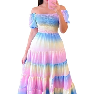 Detail eines regenbogenfarbenen schulterfreien Kleids mit Smoktaille und Stufenrock