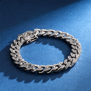 Vista macro del bracciale hip-hop a catena cubana in argento con zirconi brillanti