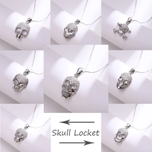 Détail du collier pendentif tête de mort argenté avec micro-pavage en zircon blanc hip-hop