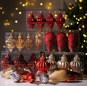 Detailliertes Set aus roten, goldenen und silbernen Weihnachtszapfen in Klarsichtbox