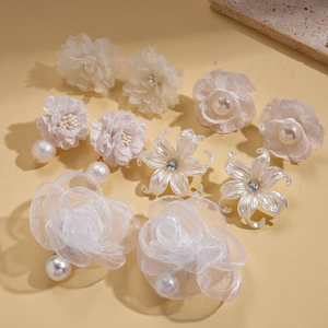Vue détaillée des boucles d'oreilles fleurs en tissu avec perles et cristaux brillants