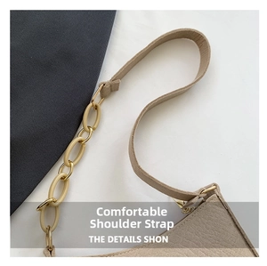 Detail of beige shoulder bag with lychee leather strap and resin chain link detail