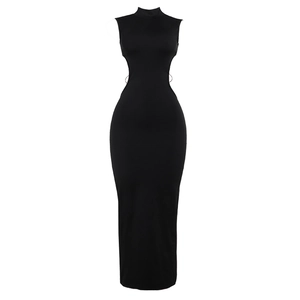 Elegantes rückenfreies schwarzes Maxikleid mit Neckholder und figurbetonter Passform