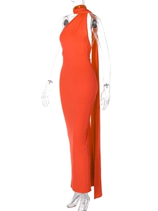 Seitenansicht des eleganten orangefarbenen Neckholder-Maxikleids mit langen Bändern