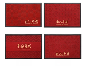 Detail der roten chinesischen Türmatten mit Goldstickerei und rutschfester Gummirückseite