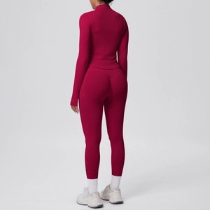 Vista posteriore del set yoga rosso scuro con leggings a vita alta e top a maniche lunghe